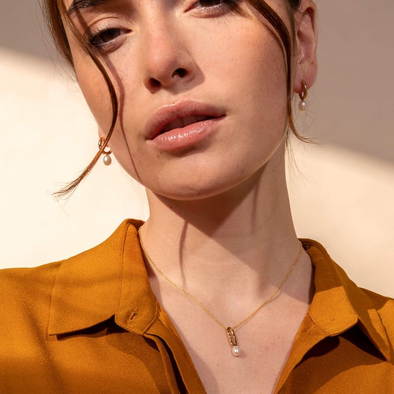 Farah avec perles blanches - boucles d'oreilles créoles ouvertes