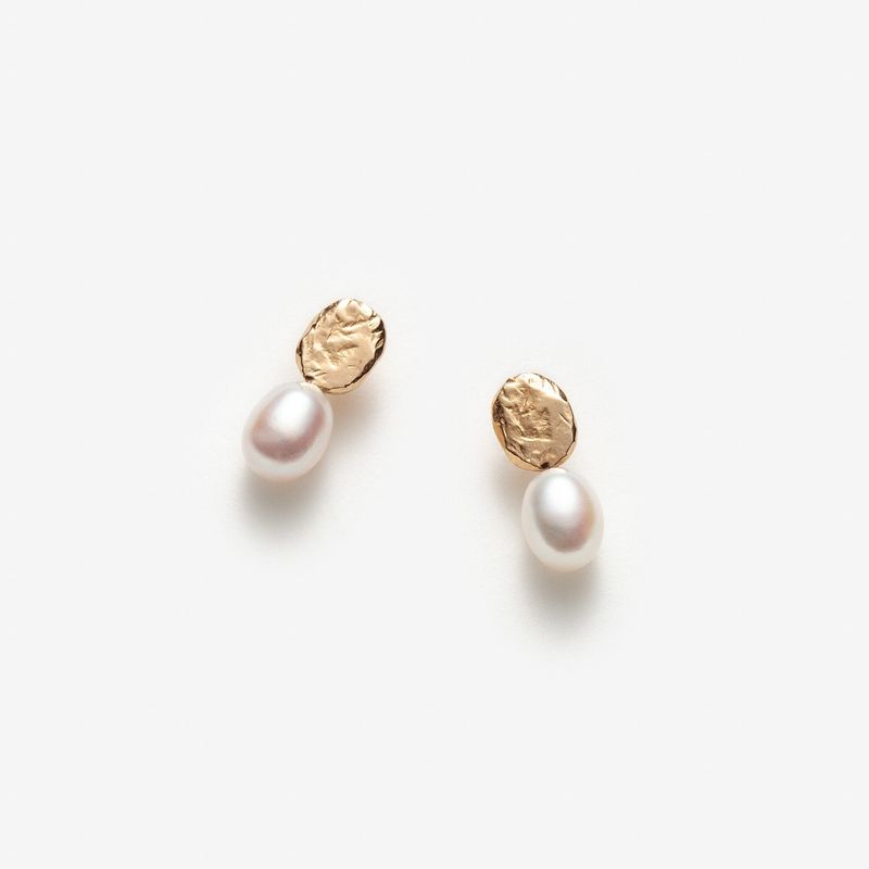Élise avec grosses perles blanches - Boucles d'oreilles or martelées avec perle