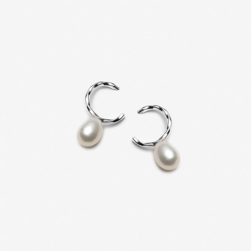 Boucles d'oreilles Créoles Perles Blanches - Élégance intemporelle et raffinement contemporain