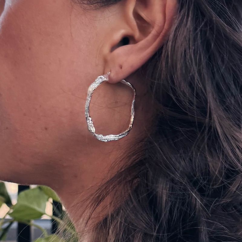 Émilie - Grands anneaux d’oreilles ondulés fait au Québec