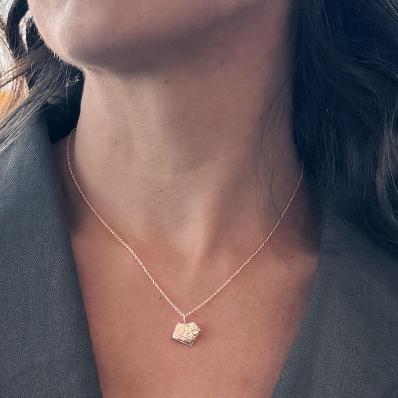 Cœur de banane - Collier pendentif texturé fait à la main