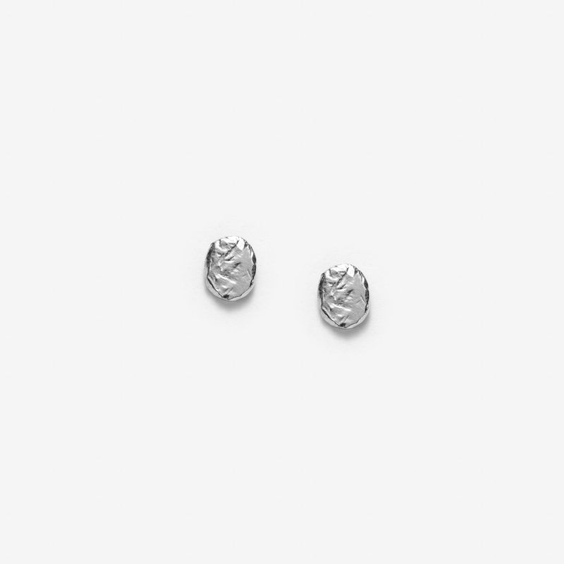 Élise - Petites boucles d’oreilles clou en argent texturé