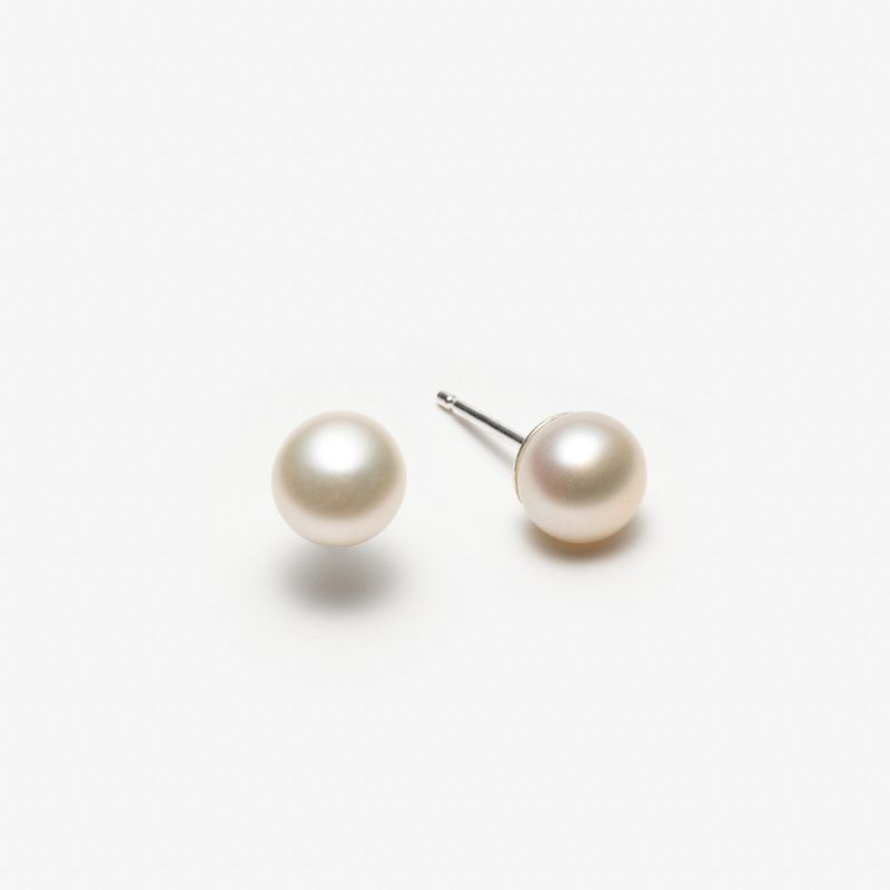 Boucles d'oreilles en perles blanches avec tiges en argent - 7 mm