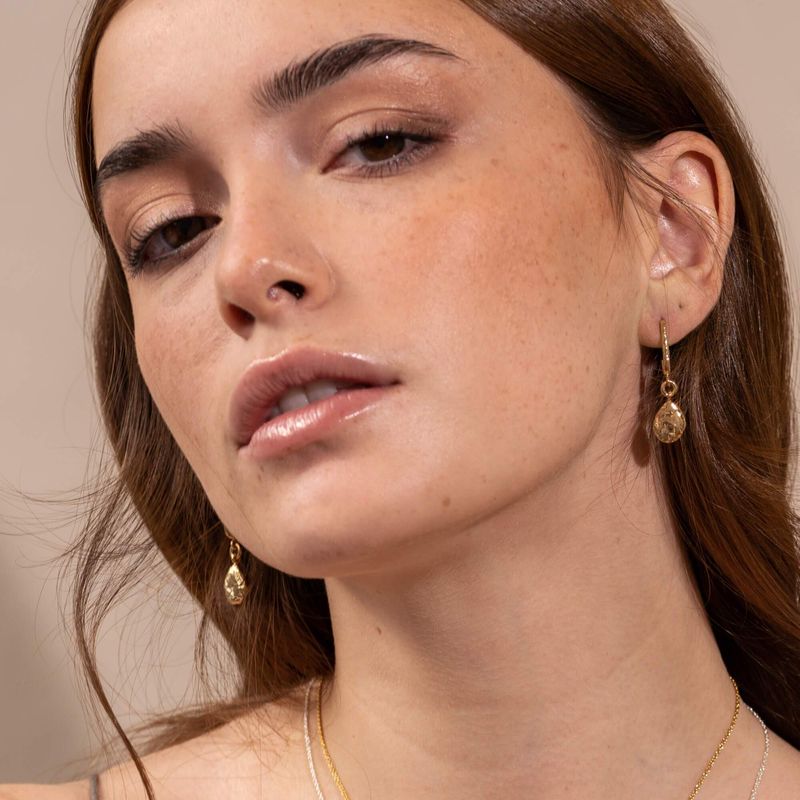 Chantal - Longues boucles d'oreilles avec breloque