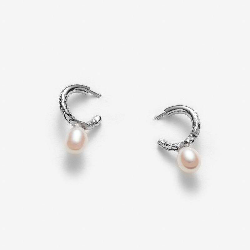 Farah avec perles blanches - boucles d'oreilles créoles ouvertes