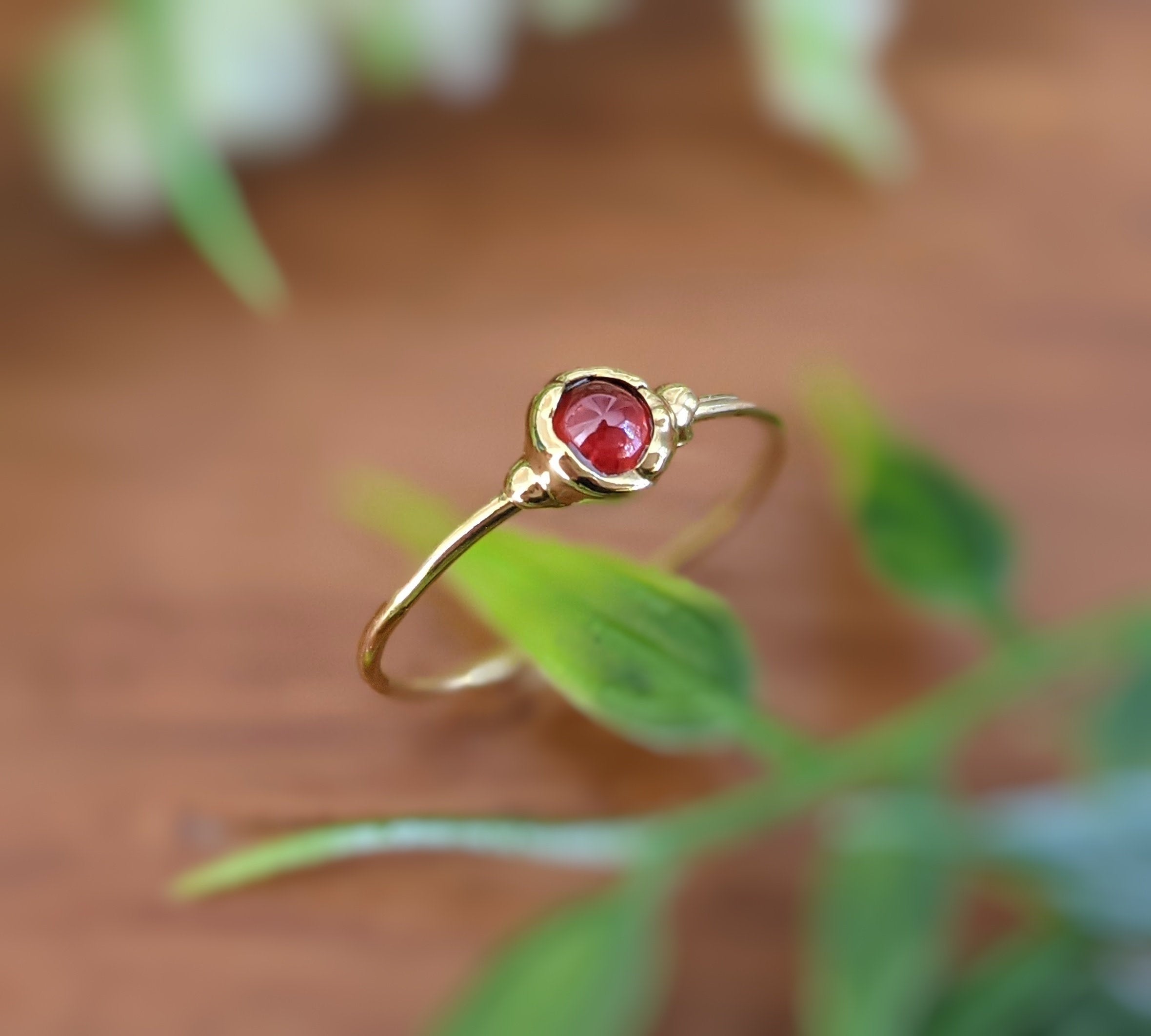 Bague empilable Dainty Garnet