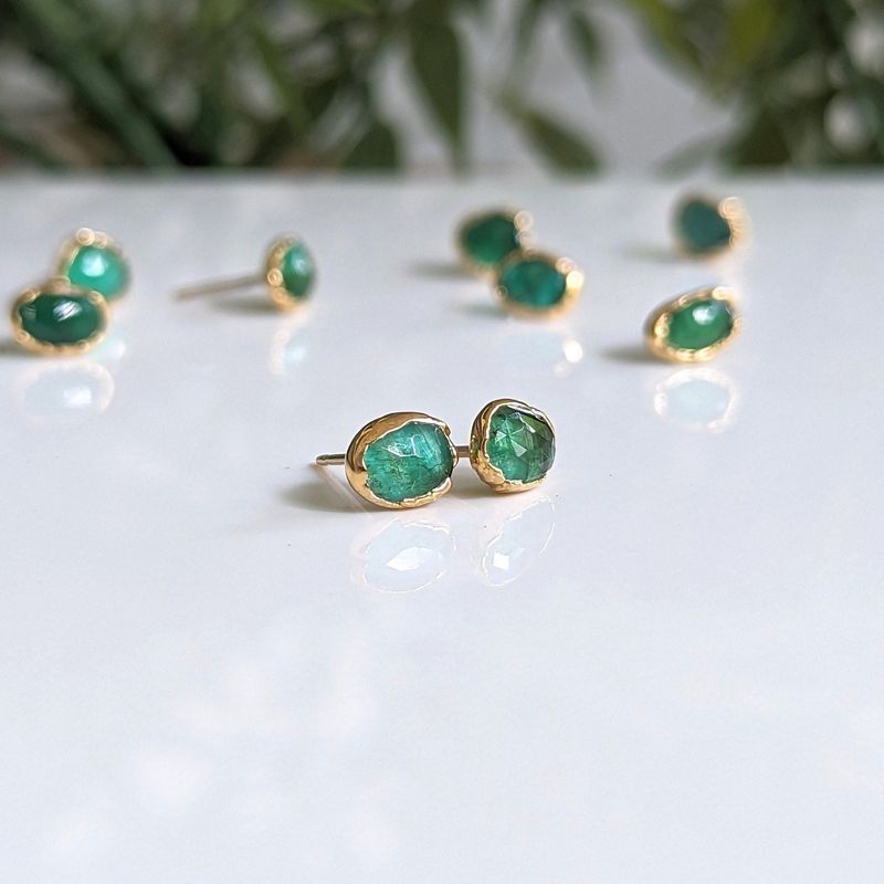 Natural Emerald stud earrings in 18k Gold