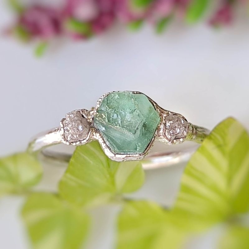 Bague Émeraude & diamants bruts en Argent fin