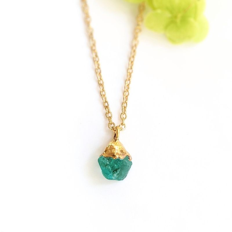 Collier de pierres précieuses brutes