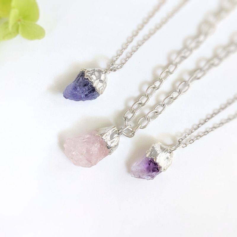Collier de pierres précieuses brutes