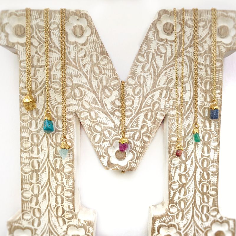 Collier de pierres précieuses brutes