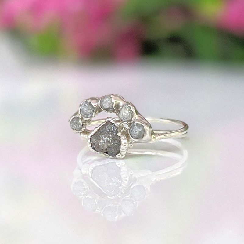 Ensemble d'alliances en argent avec diamants bruts