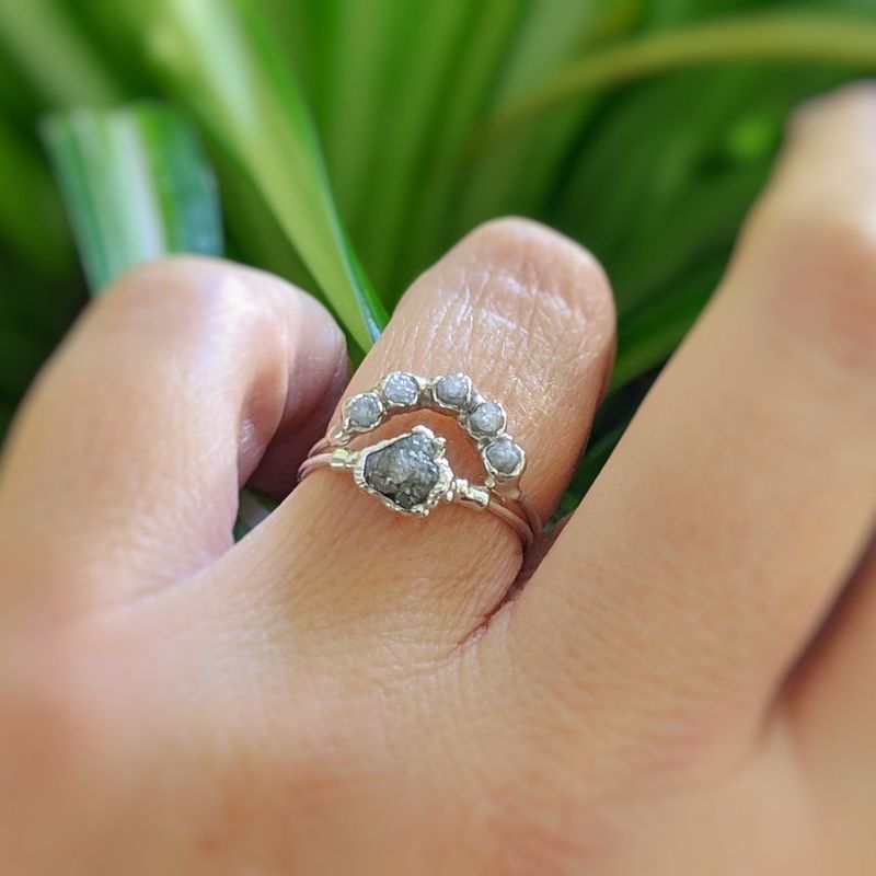 Ensemble d'alliances en argent avec diamants bruts