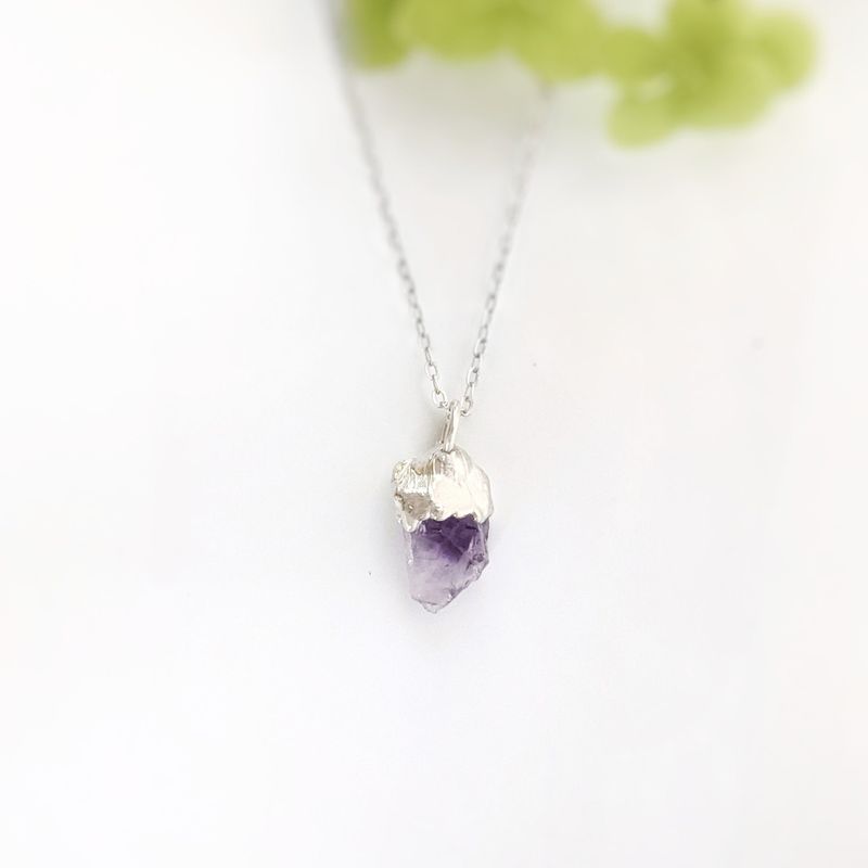 Collier de pierres précieuses brutes