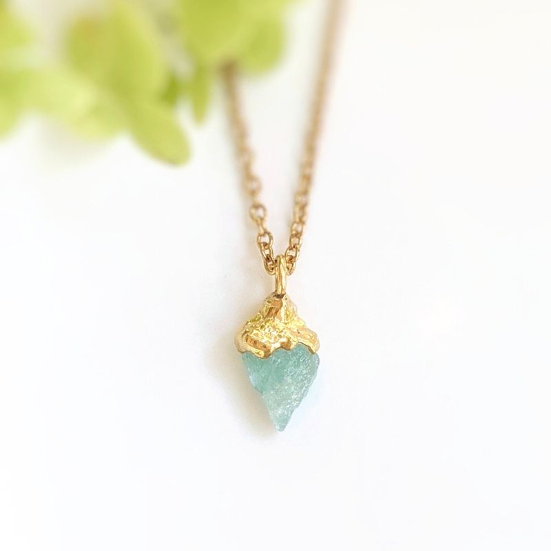 Collier de pierres précieuses brutes