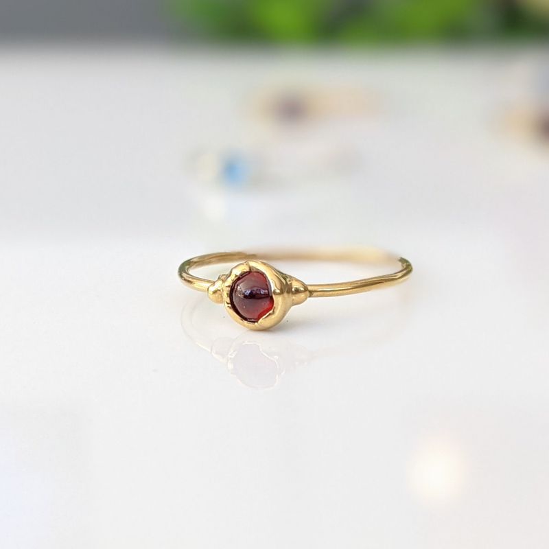 Bague empilable Dainty Garnet