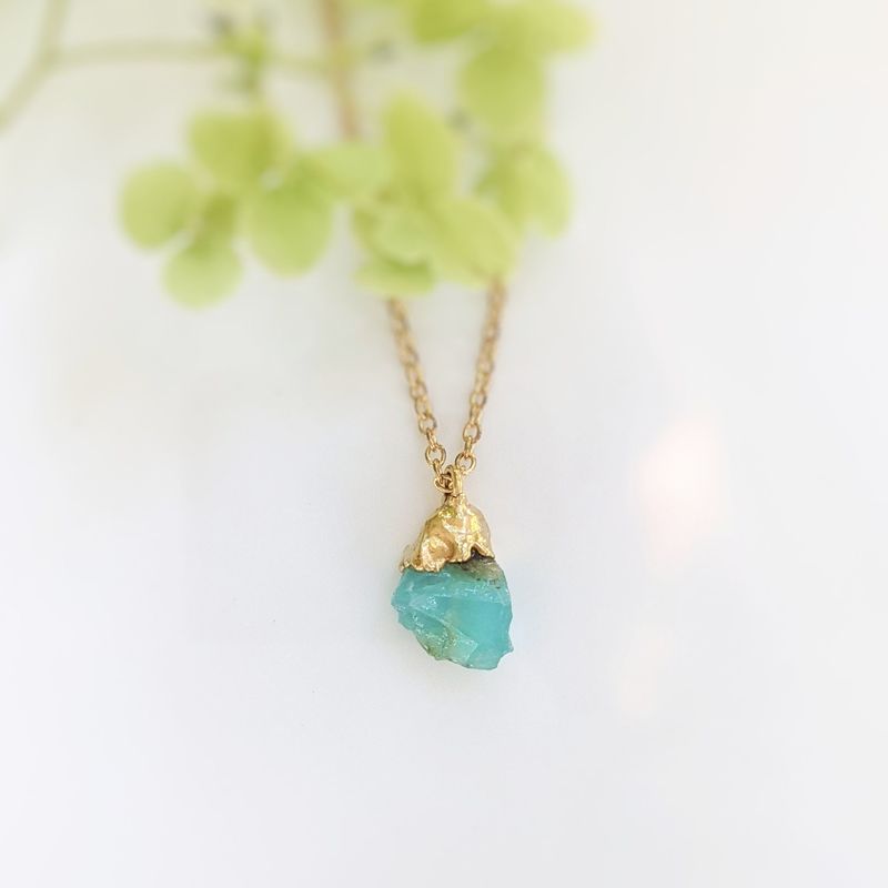 Collier de pierres précieuses brutes