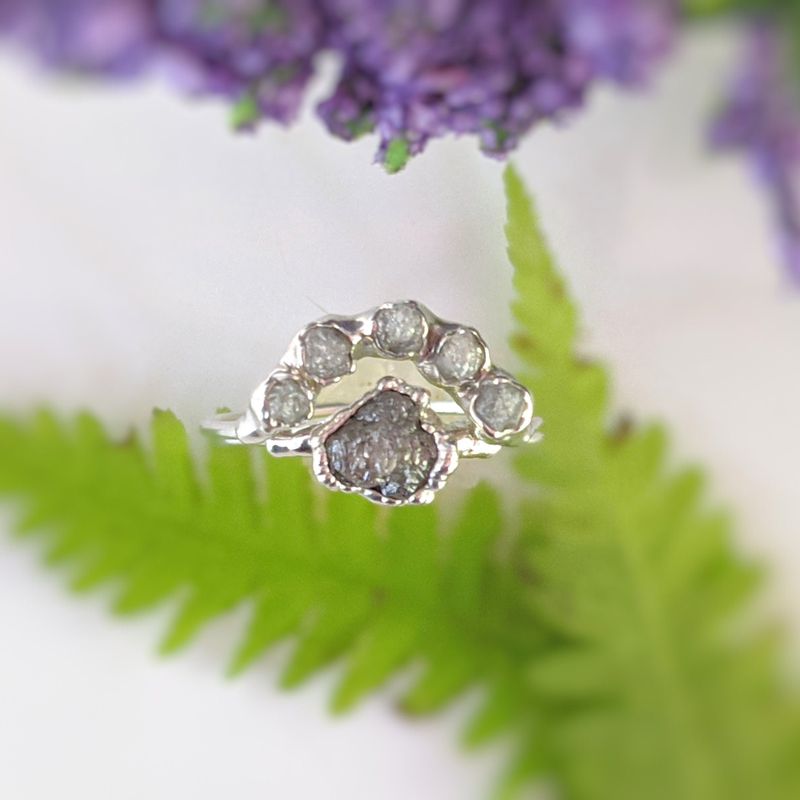 Ensemble d'alliances en argent avec diamants bruts
