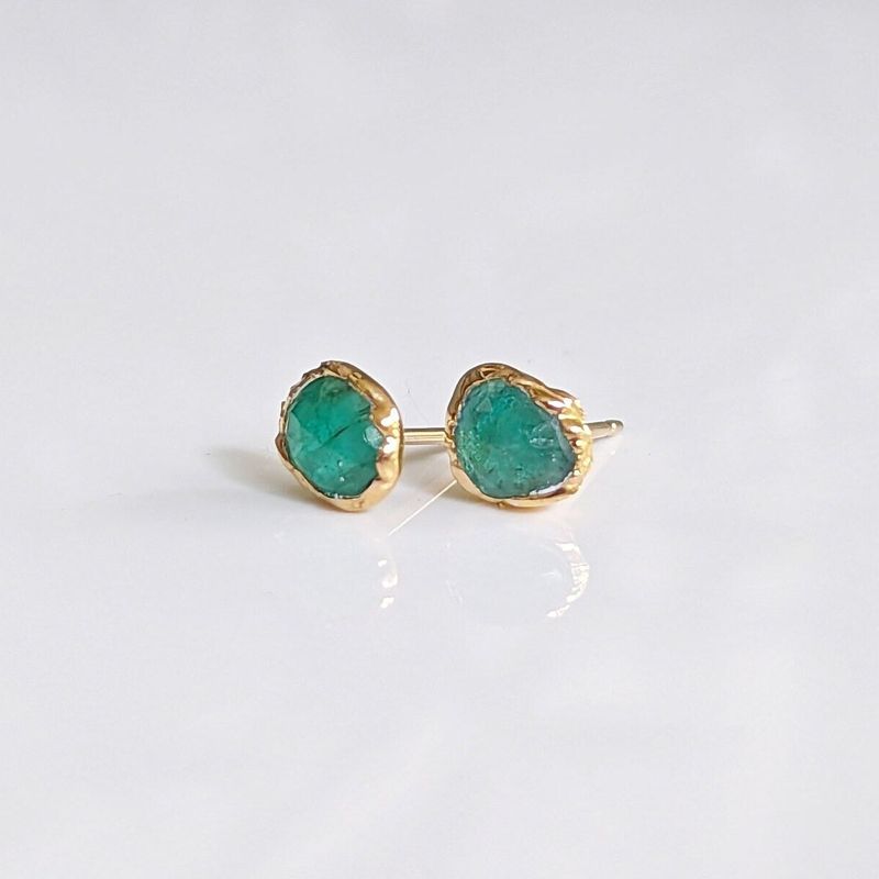 Natural Emerald stud earrings in 18k Gold