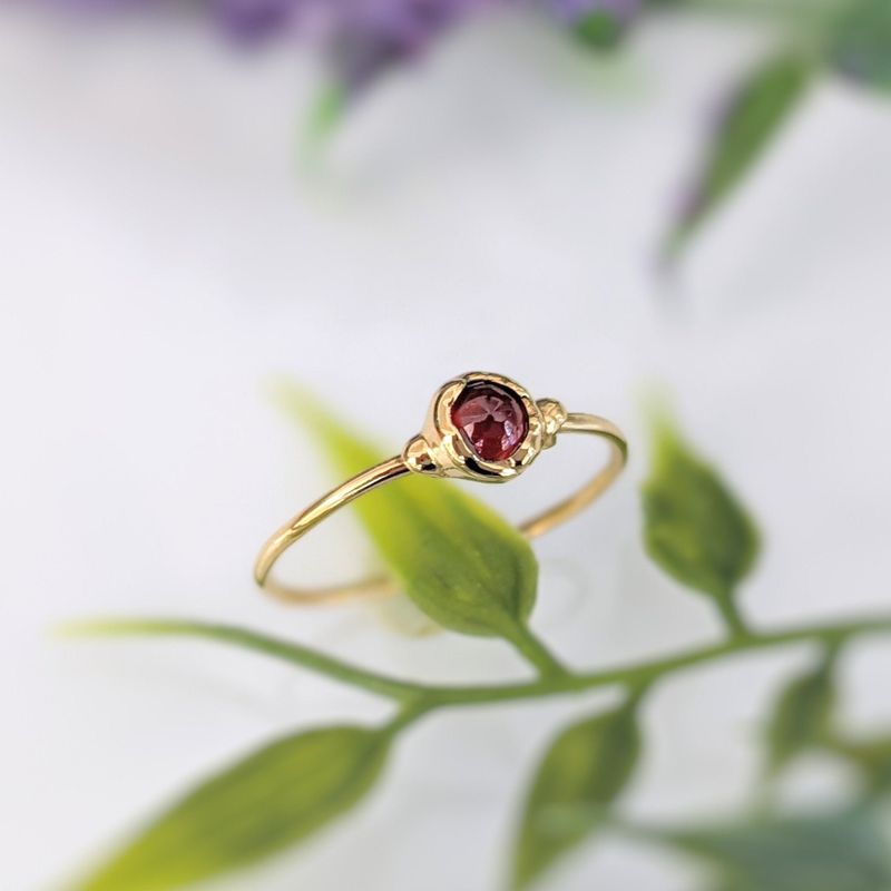 Bague empilable Dainty Garnet