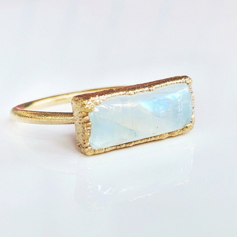 Bague pierre de lune arc-en-ciel naturelle