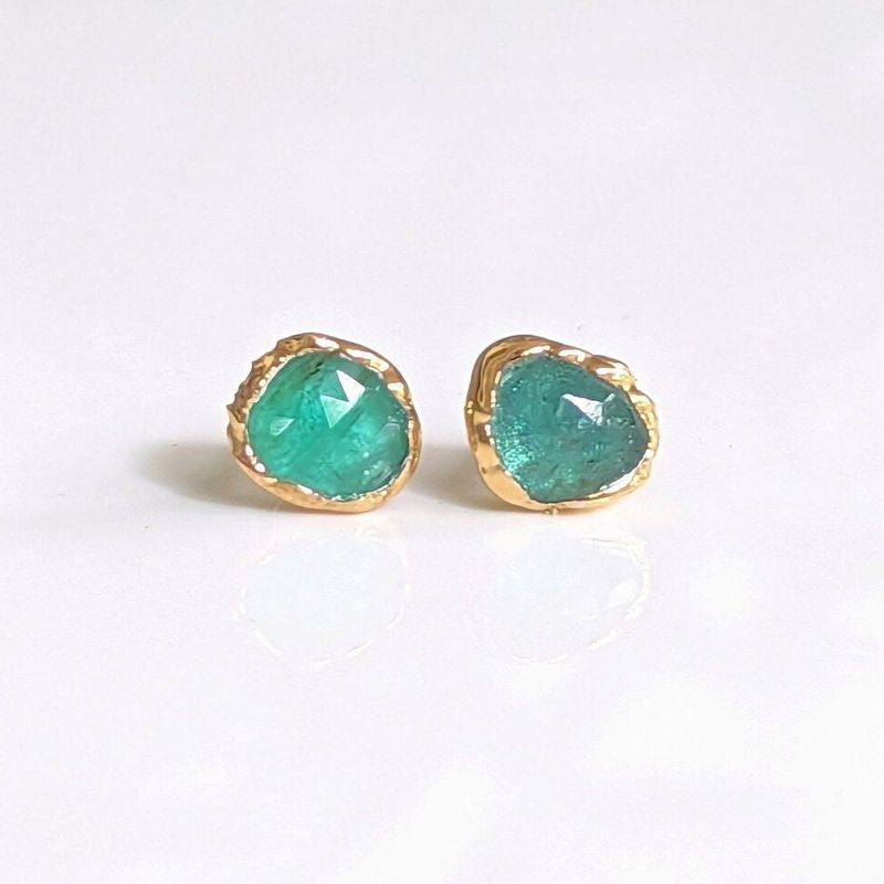 Natural Emerald stud earrings in 18k Gold
