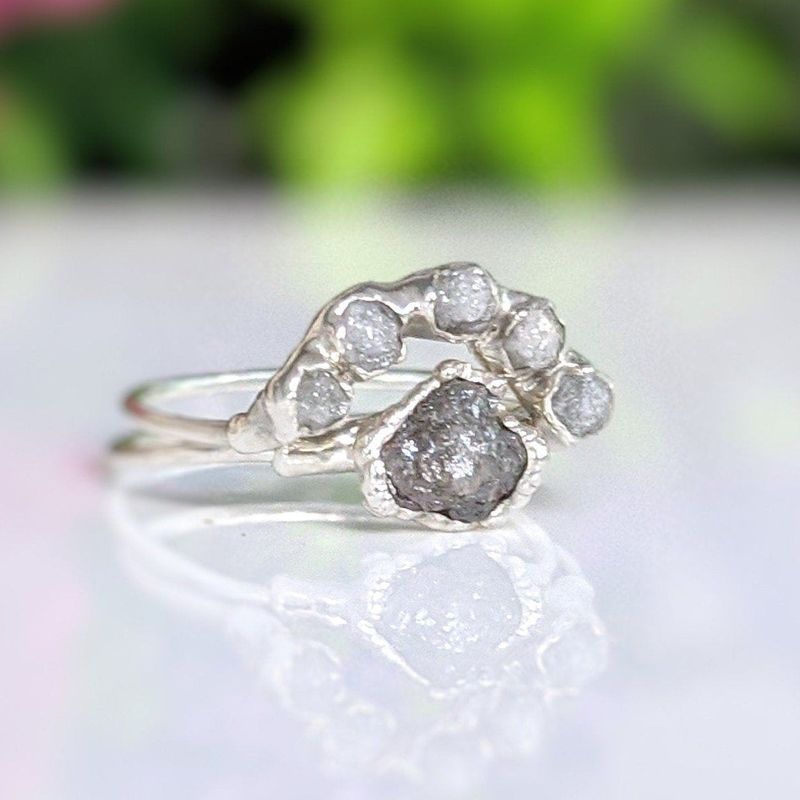 Ensemble d'alliances en argent avec diamants bruts