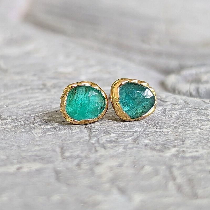 Natural Emerald stud earrings in 18k Gold