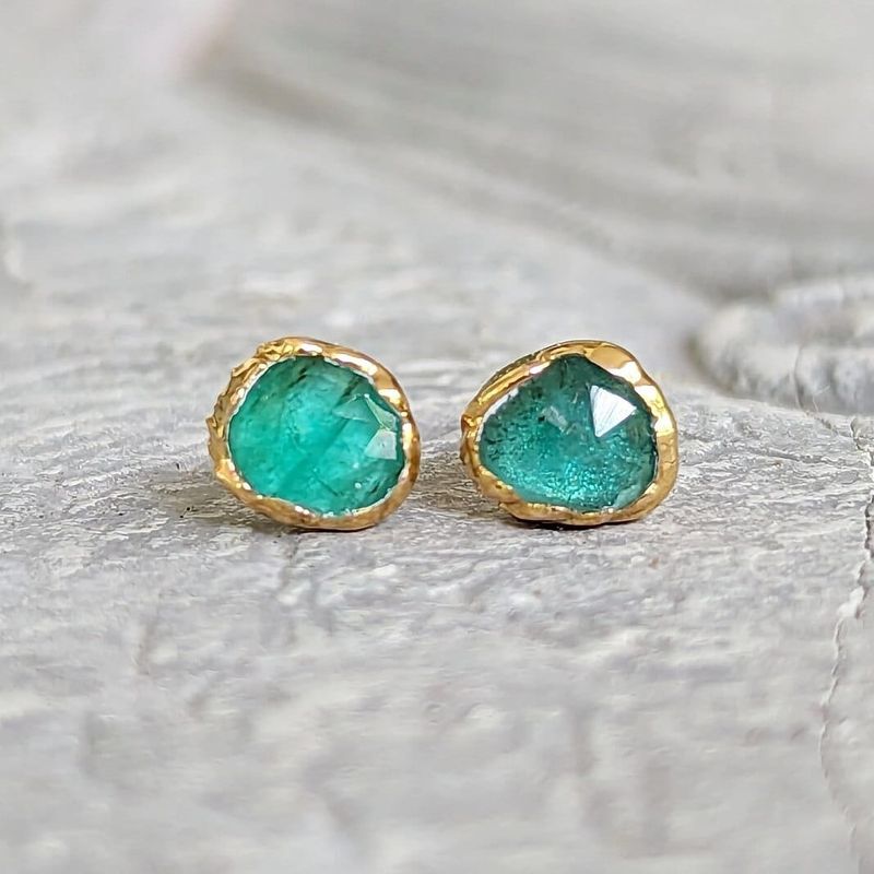 Natural Emerald stud earrings in 18k Gold