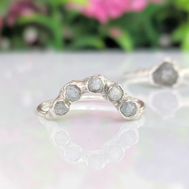 Ensemble d'alliances en argent avec diamants bruts