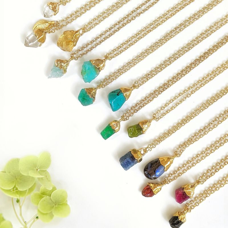 Collier de pierres précieuses brutes