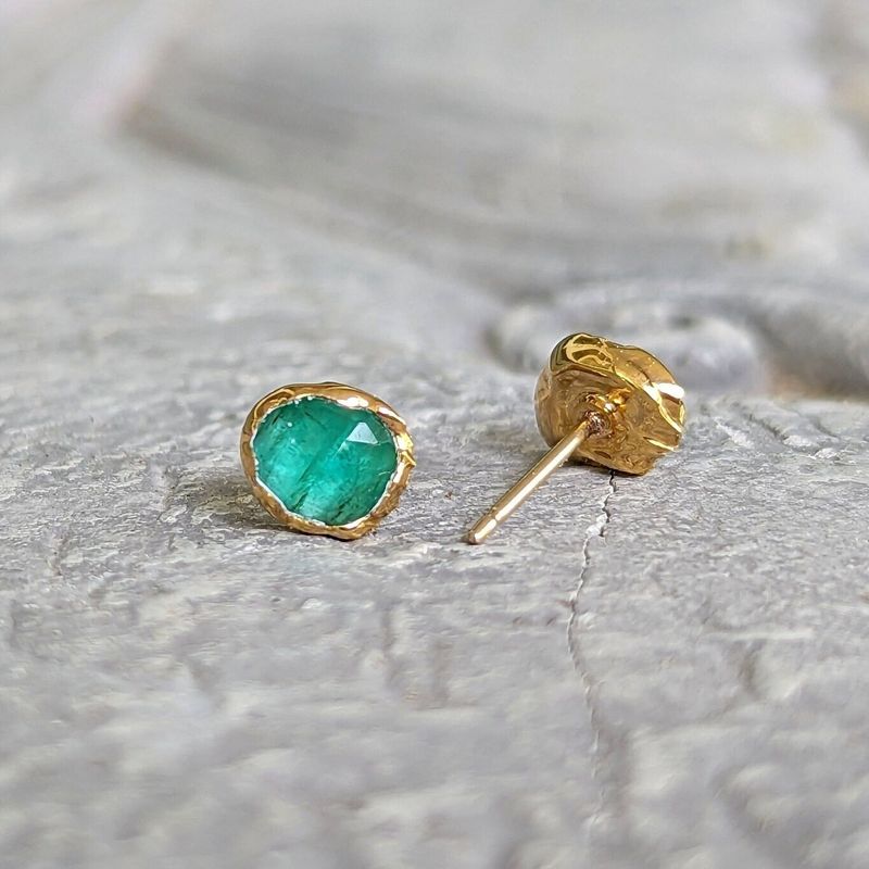 Natural Emerald stud earrings in 18k Gold