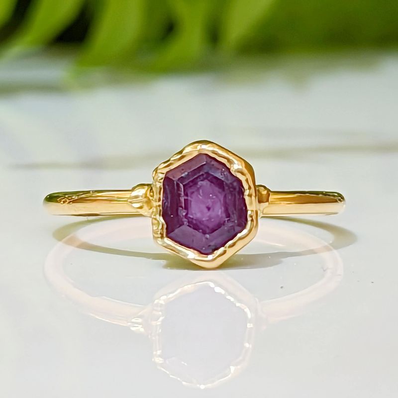Pink Star Sapphire ring in 18k Gold