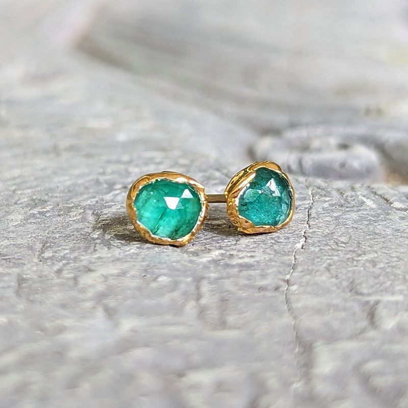 Natural Emerald stud earrings in 18k Gold