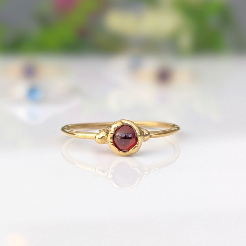 Bague empilable Dainty Garnet