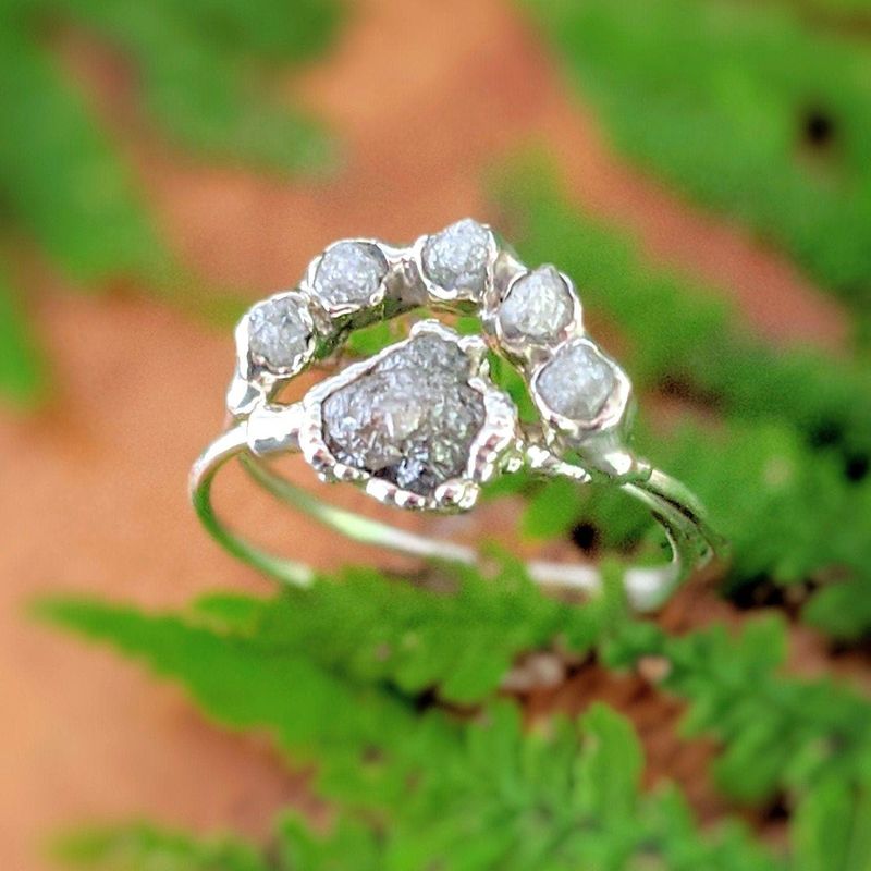 Ensemble d'alliances en argent avec diamants bruts