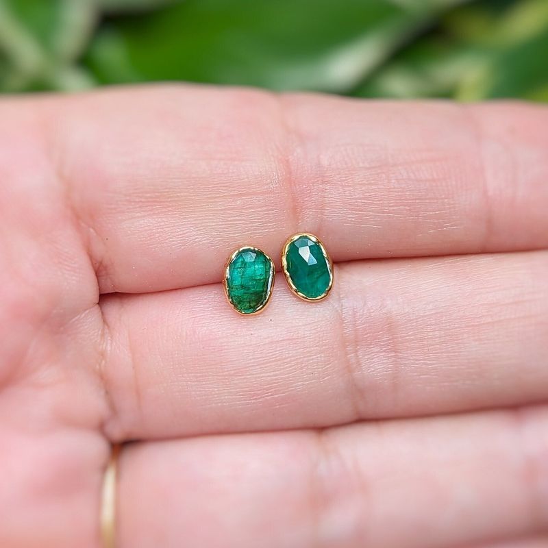 Natural Emerald stud earrings in 18k Gold