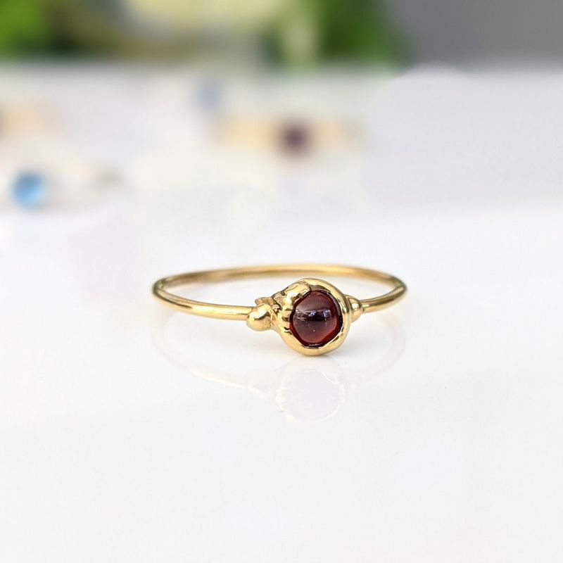 Bague empilable Dainty Garnet