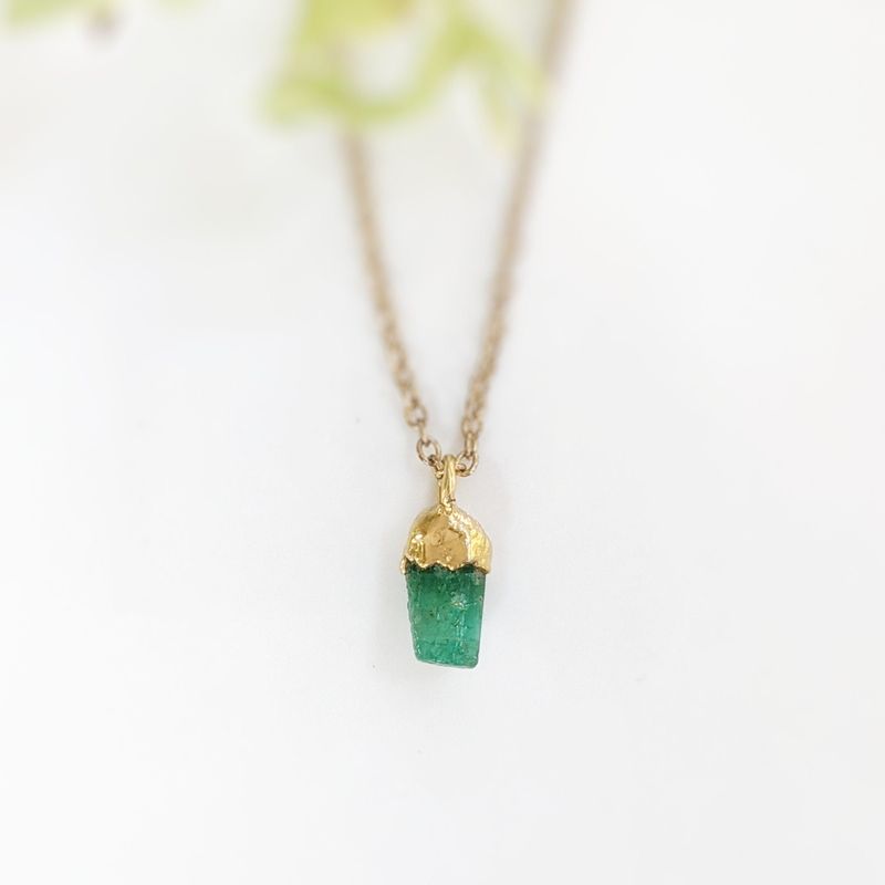 Collier de pierres précieuses brutes
