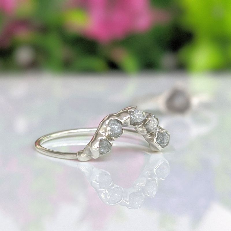 Ensemble d'alliances en argent avec diamants bruts