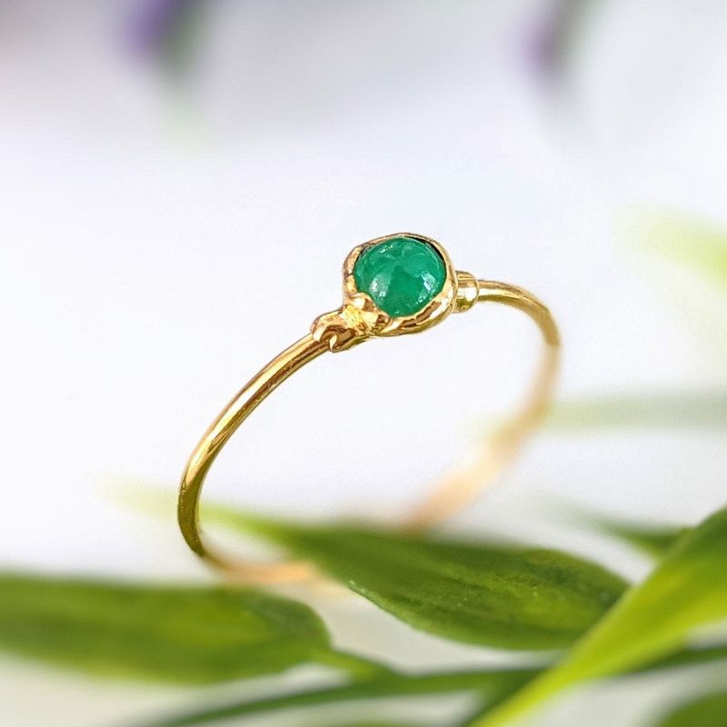 Bague empilable Dainty Emerald