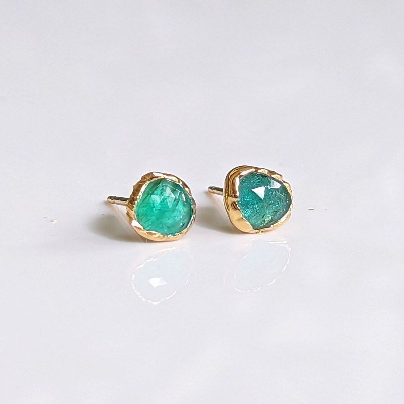 Natural Emerald stud earrings in 18k Gold