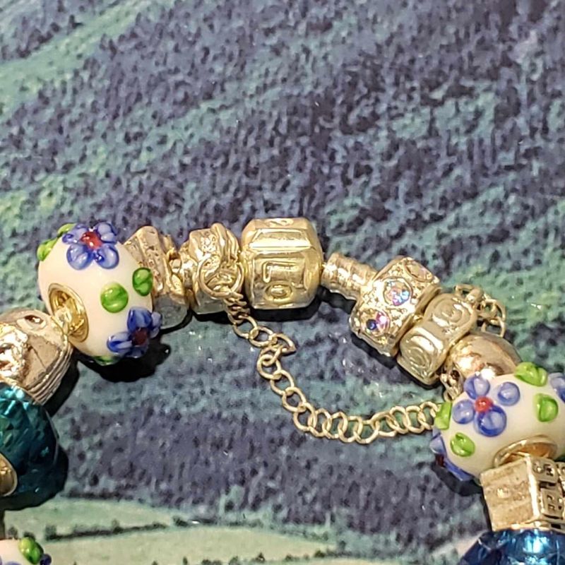 (P-008) Bracelet avec billes et breloques