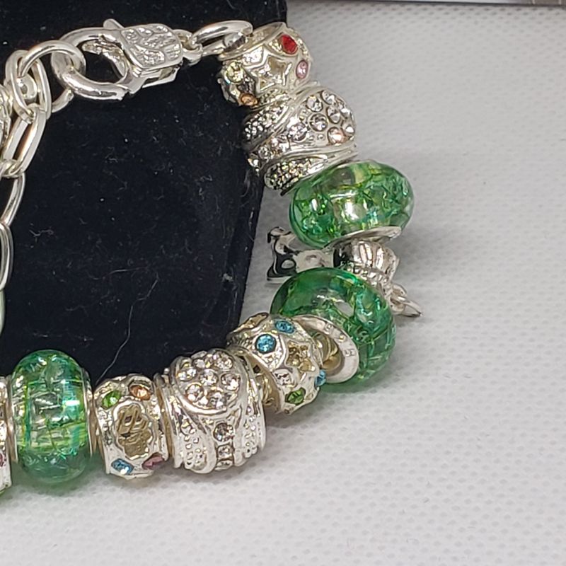 (P-046) Bracelet avec billes et breloques