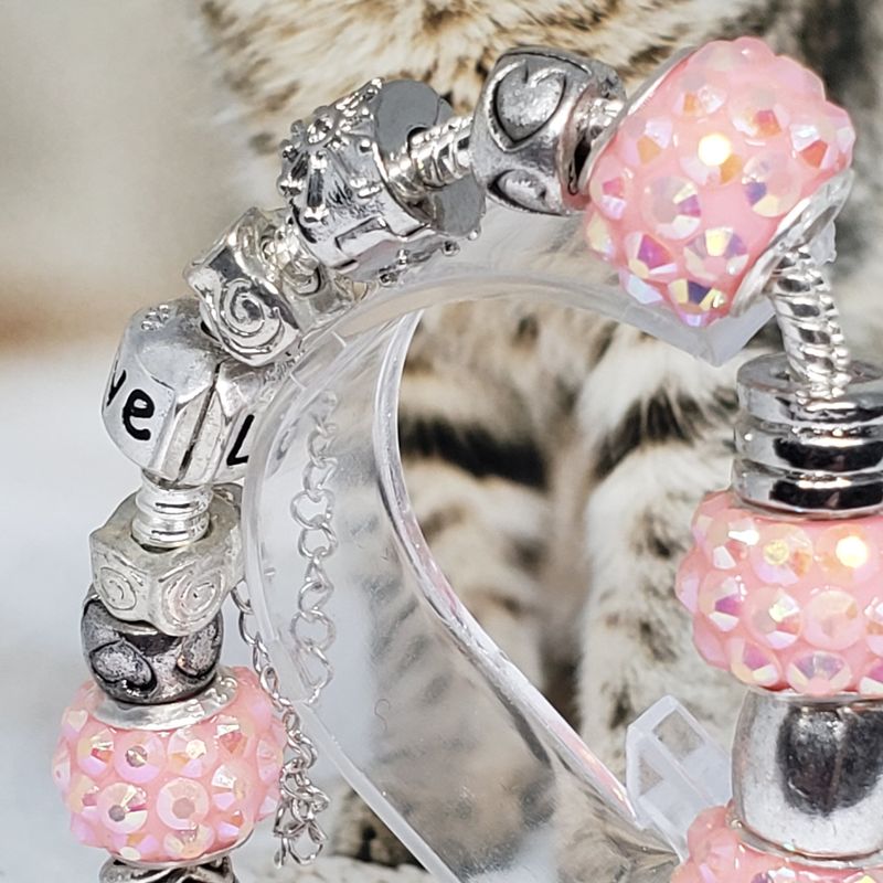 (P-044) Bracelet avec billes et breloques