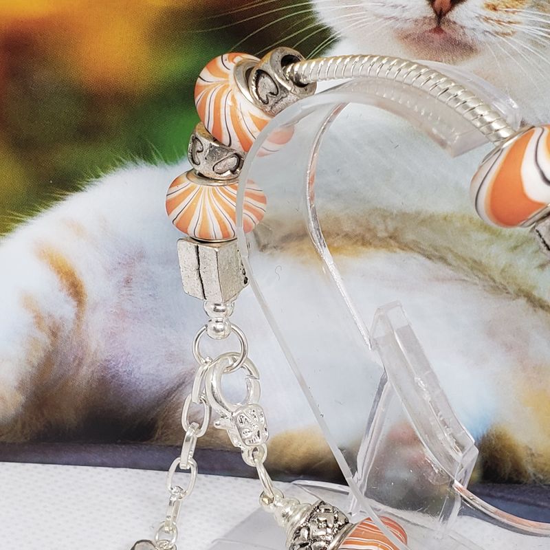 (P-043) Bracelet avec billes et breloques
