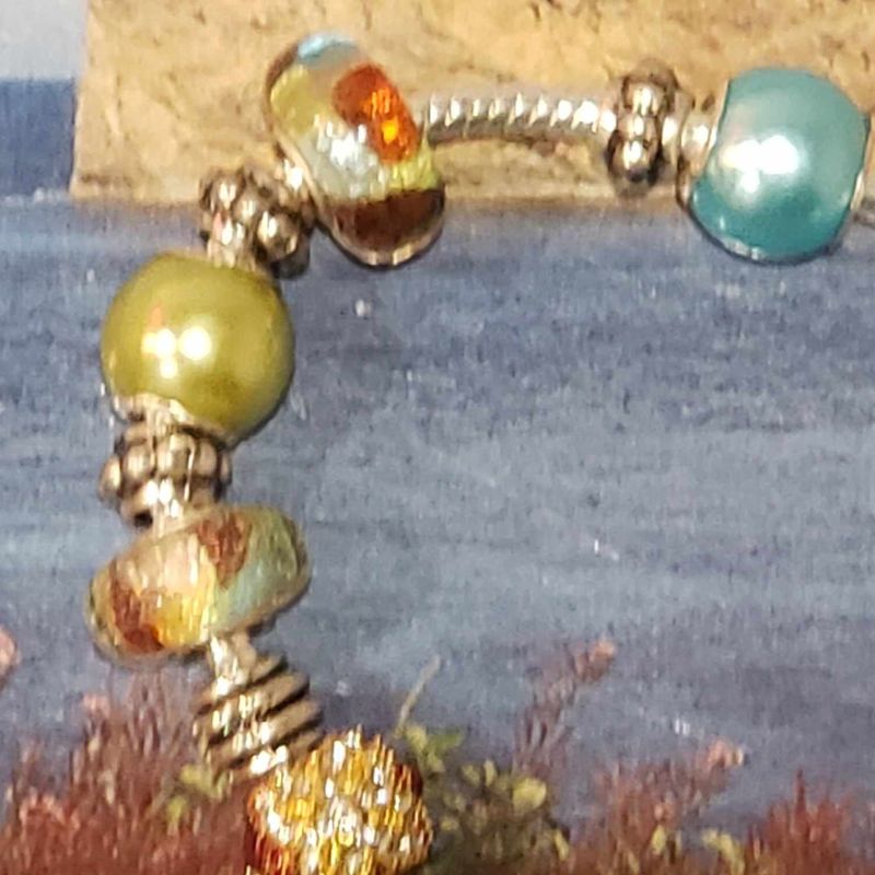 (P-007) Bracelet avec billes et breloques