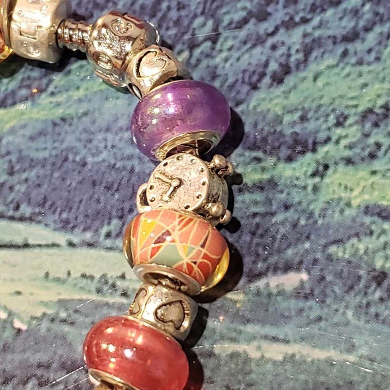 (P-012) Bracelet avec billes et breloques
