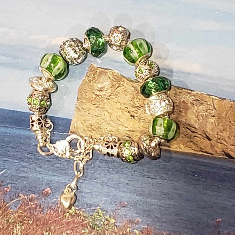 (P-010) Bracelet avec billes et breloques