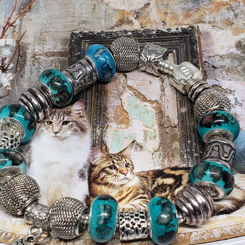 (P-032) Bracelet avec billes et breloques